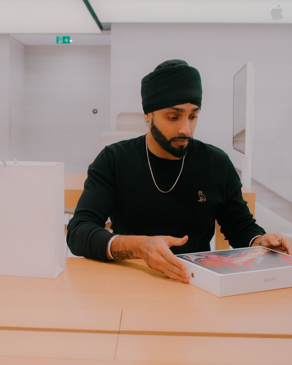Inkquisitive's tweet photo. the same guy thats got asked for discounts throughout the 10 years of my current career is the same guy collaborating with the worlds biggest brand. 

apple x inkquisitive 
collaborative project announcing soon and releasing autumn 2020 

👳🏽‍♂️🍏 https://t.co/ZOaR23cDan