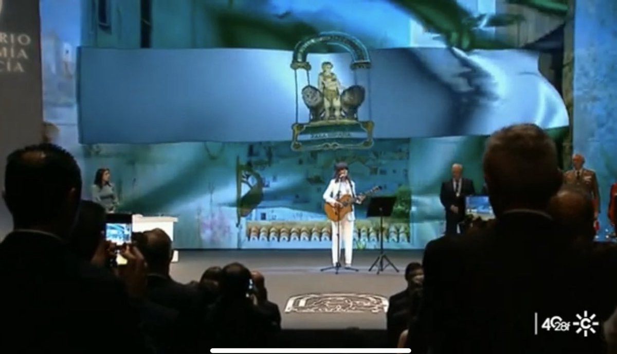 LauTeruel's tweet image. Feliz #28F a quienes aman Andalucía. La tierra más plural, viva, culta, heterogénea, echá palante para prosperar, talentosa y necesitada de una prosperidad laboral y económica estable. youtu.be/rCsnXJBL_zY