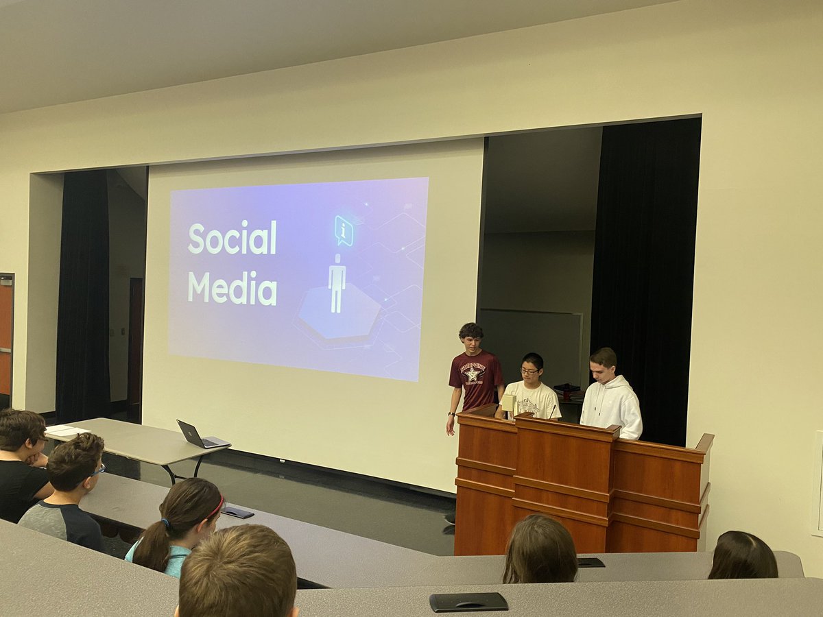 Digital citizenship #Onestarpoint at the high school. The high school “starters” did an amazing job educating our 5th graders on their digital footprint ! <a href="/StarpointCSD/">StarpointCSD</a> <a href="/APMrMoran/">Michael Moran</a>