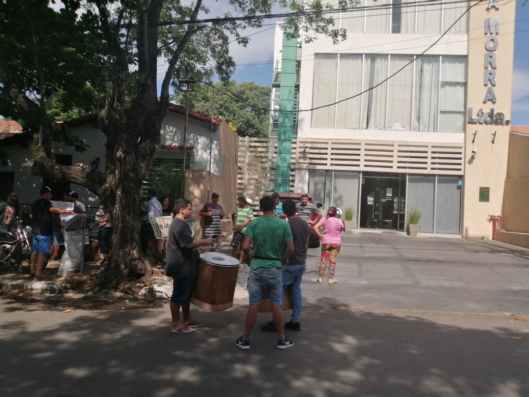 780AM's tweet photo. #LoQueEstaPasando frente a la 𝗖𝗢𝗢𝗣. 𝗩𝗜𝗟𝗟𝗔 𝗠𝗢𝗥𝗥𝗔 | 

🗣️Un grupo de personas se manifiesta frente a la institución debido a que 2 funcionarias son víctimas de acoso por parte del gerente general, según denunció el Abg. Bernardo Morel.

Informa @1983Franco #780AM https://t.co/xFbS4lHoos