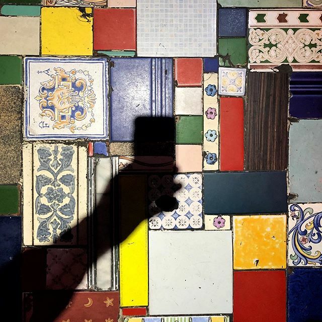 Acraul_'s tweet photo. Hacer que todo cuadre.
#phone  #puzzle #inyourhands #minimalism #ptk_minimal #minimalismphotography #colors #shawdows #silhouette #iphone #total_colors #enfocae #fotonline_es #lookingdown 
#claredon #somosinstagramers https://t.co/NitVbISIRF