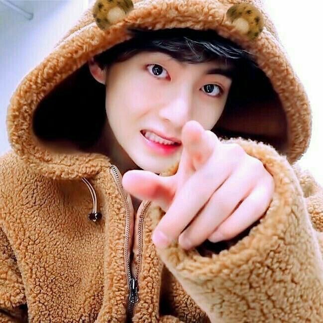 : ไม่ต้องพูดๆ

: แต ปุ๊ก ปุ๊ก ปุ๊กไม่

: บอกว่าไม่ต้องพูดไง!

: ปุ๊กไม่ได้แอบหอมแก้มแตจริงๆนะ

: แล้วลิปสติกสีพีชมันจะมาอยู่ที่แก้มแต่ได้ไง

: ของคนอื่นป่าว

: ไม่เป็นไร เดี๋ยวเช็คกล้องวงจรปิด

: สงสัยปากปุ๊กมันไปโดนแก้มแตเฉยๆ แต่ปุ๊กไม่ได้หอมนะ แค่แตะๆนิดเดียว

: ขี้โกหก!