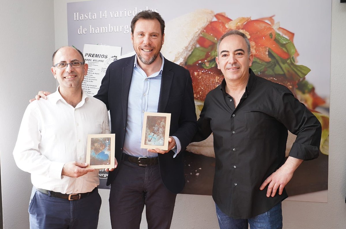 AyuntamientoVLL's tweet photo. La Asociación Cultural Eclipse de Valladolid entrega sus premios en los que reconocen el apoyo del Ayuntamiento, de otras localidades y medios de comunicación.

El alcalde @oscar_puente_ y el concejal de #Movilidad @velezpsoe reciben el reconocimiento en el bar Mini Circular. https://t.co/tM8R0E8Sbr
