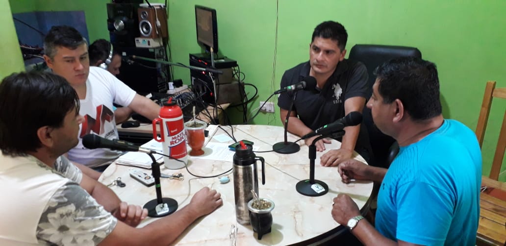EmanuelNazare11's tweet photo. Hoy haciendo radio con el negro aguinaga silvia hormaeches y yo chani eh informando a los colegas sobre lo salarial y dando la tranquilidad que el día 9 empiezan las clases. @Marcos42866602 
@EgidioAguinaga @fabianchilipank @udpm_info @Silvy30814934 @Luis55126091  @grillo141 https://t.co/mYHYbm27Cq