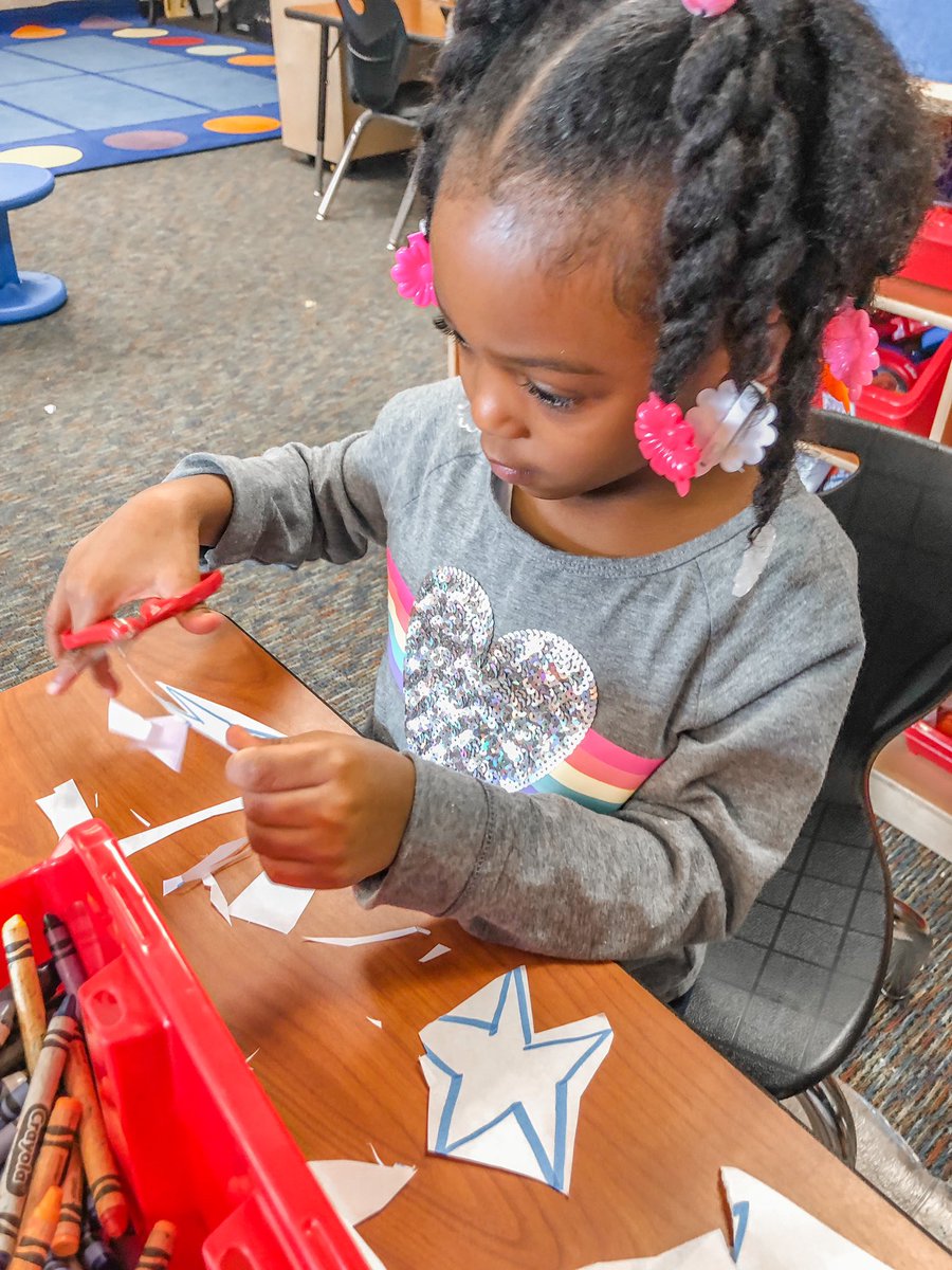 u5earlylearning's tweet photo. Wow!  Fairview PreK friends in Mrs. Summer’s class have honored SFC Antonio Rodriguez who was KIA in Afghanistan last week on his 10th deployment for the US Army. PreK children CAN learn about working together as a team, comforting &amp; serving others. #prekmatters @McLeanCountyU5 https://t.co/lsl0M1hUG9