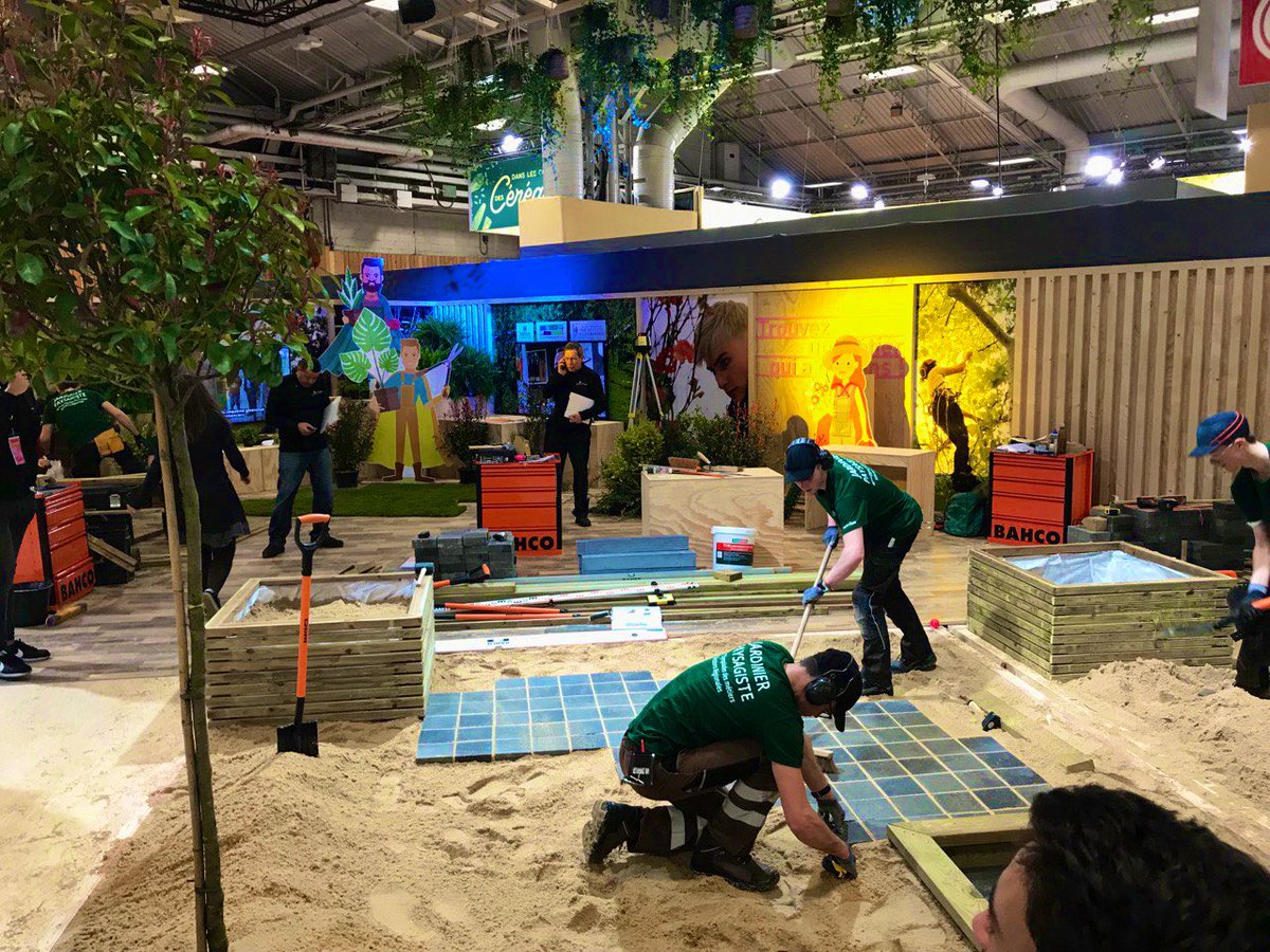 val_hor's tweet photo. 🔔🔔🔔 🥇🥇🥇🛠🛠🛠
La première journée des #Olympiades des #metiers @WorldSkillsFR se termine sur notre stand des super héros du #vegetal @Salondelagri 

Le #concours continue demain ! 
@iledefrance #paysage #jardin #jardinier #paysagiste #siapro #SIA2020 #SalonAgriculture https://t.co/NaSPra5rrs