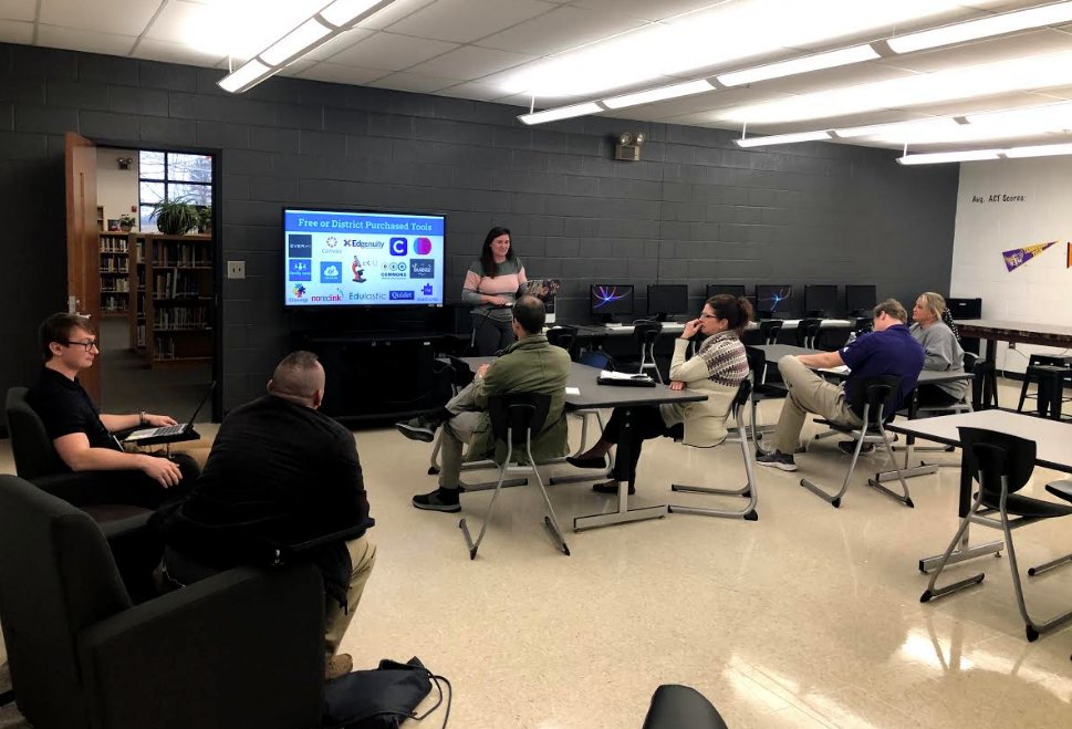 VS_UCDirector's tweet image. #FutureReadyPCSS
#PutnamProud

@UppermanBees school PL lead facilitators train teachers in preparation for the Launch Day celebration at UHS on March 9. Way to go BEES!