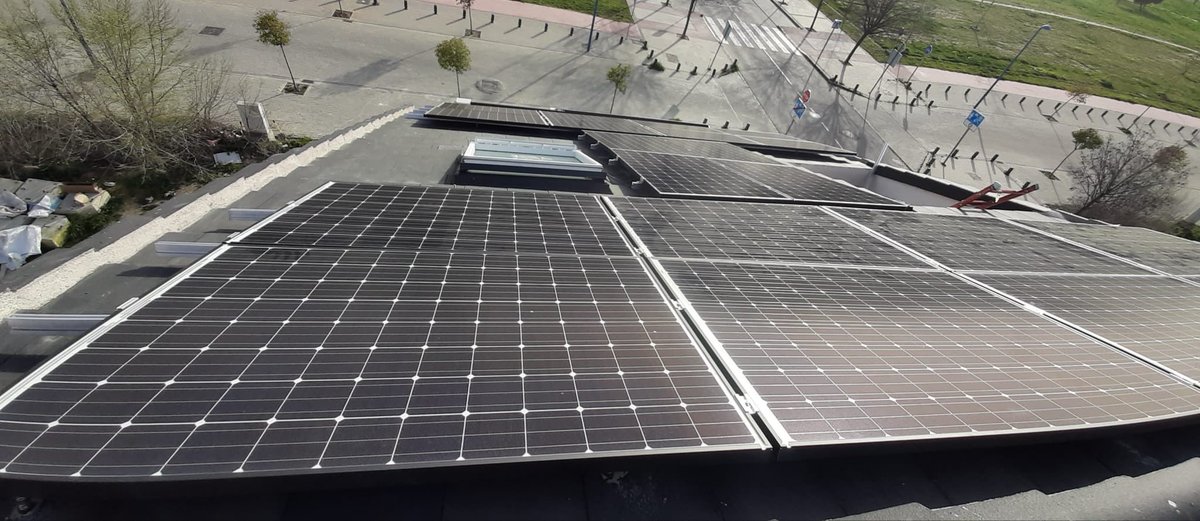 electroecosolar's tweet photo. Volvemos con una nueva instalación de 20 paneles. Esto no para, la semana que viene mas. 💚🌳🔋FELIZ FIN DE SEMANA 🌞 #energiasrenovables #energiasolar #fotovoltaica #autoconsumo #autosostenible #ahorro #panelsolar #electricidad #MedioAmbiente https://t.co/mIxUBfu7jv