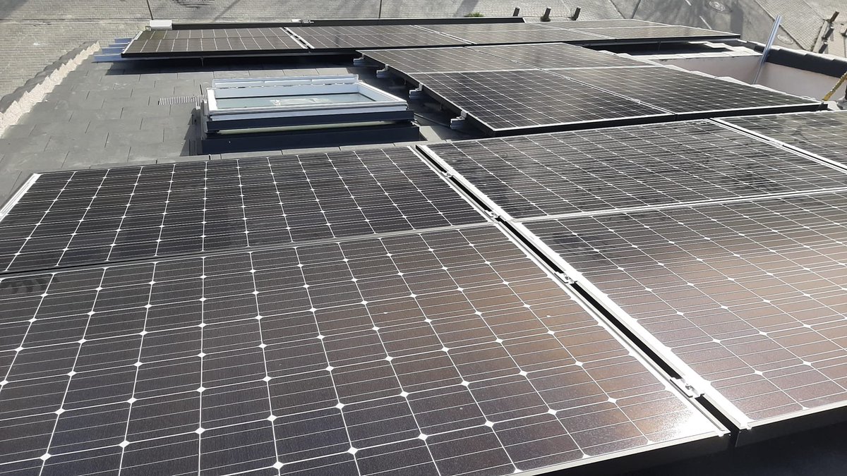 electroecosolar's tweet photo. Volvemos con una nueva instalación de 20 paneles. Esto no para, la semana que viene mas. 💚🌳🔋FELIZ FIN DE SEMANA 🌞 #energiasrenovables #energiasolar #fotovoltaica #autoconsumo #autosostenible #ahorro #panelsolar #electricidad #MedioAmbiente https://t.co/mIxUBfu7jv