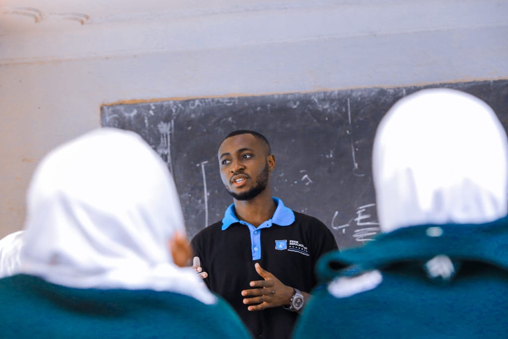 MarkKayizi's tweet photo. As the #PEA20 of @reachahand talked #YoungPeopleToday of Kinaawa High school about their Sexual Reproductive Health and Rights mostly menstrual health, drug abuse, and cross-generation relationships. Some of the questions raised the call for having the #NSHPNowNow #GetYourMixOut https://t.co/D5Ev5Q3S20