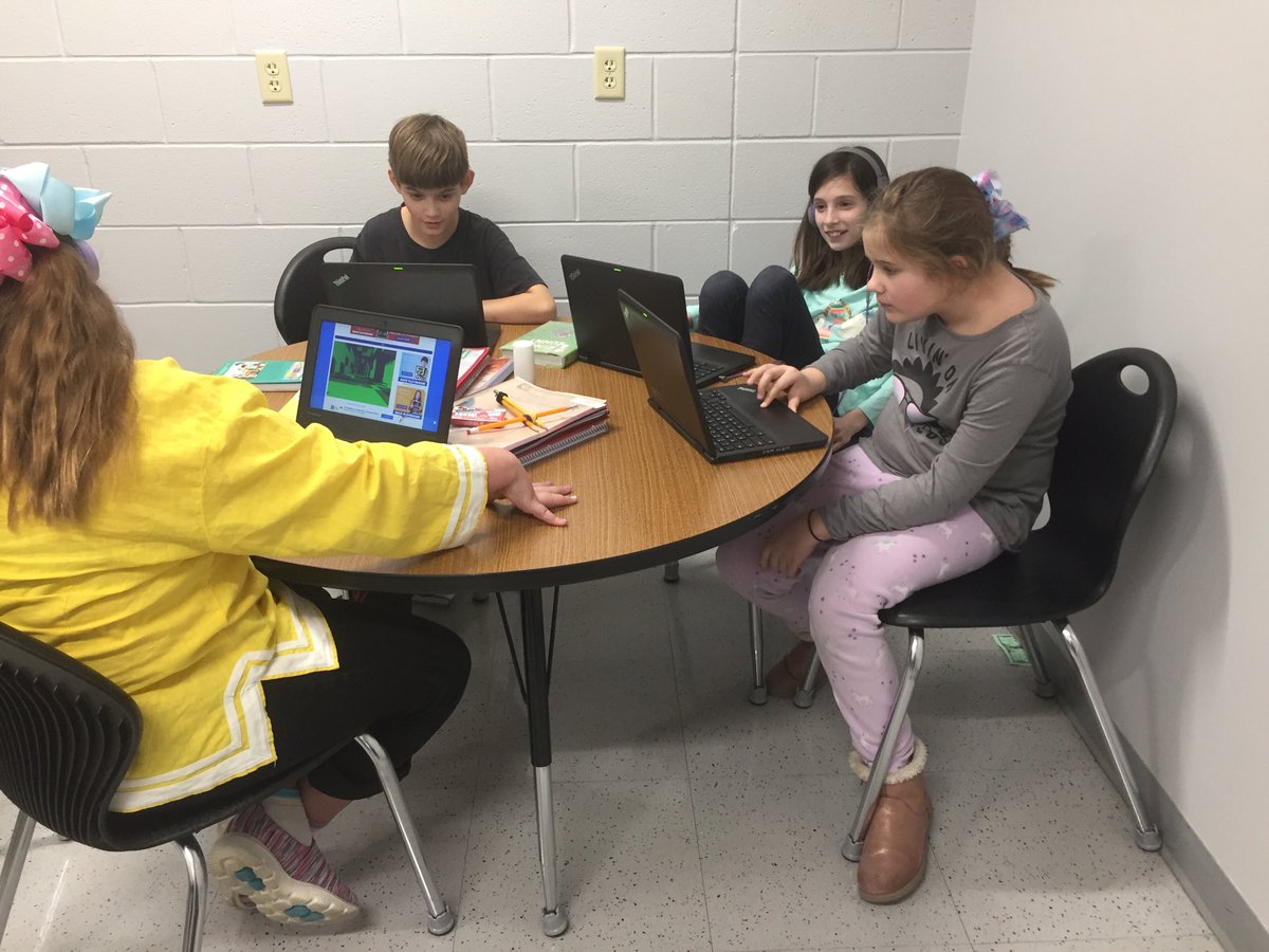 amvodnik71's tweet photo. 4th grade coding their own games today.  @SHElem https://t.co/VupiCrnTHJ