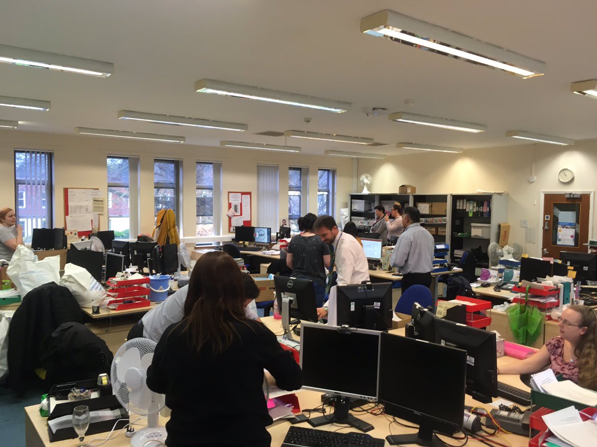 AdamsNaomiC's tweet photo. Spring clean in Recruitment &amp; Payroll office. Truly blessed to be part of this fab team! @Julian_Feasby thanks for helping! #team #hr #clean https://t.co/jyI723kjVb