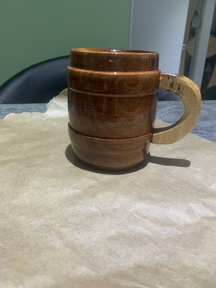 Well it’s gone 7pm on a Friday. That means it’s time for a beer and what better way to enjoy it than in this handmade beer barrel mug. #H2H #craftfriday 

davenportshandmade.co.uk/product/wooden…