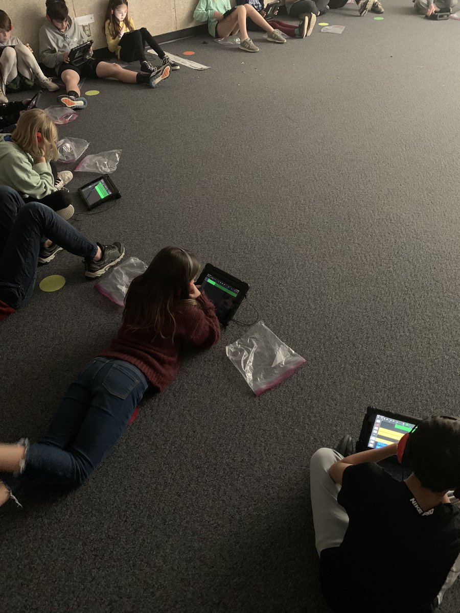 SWESPYPMusic's tweet photo. Calm Friday for us in 5th grade working in GarageBand to create ostinatos @rrisdfinearts https://t.co/0zl8HLS1eO