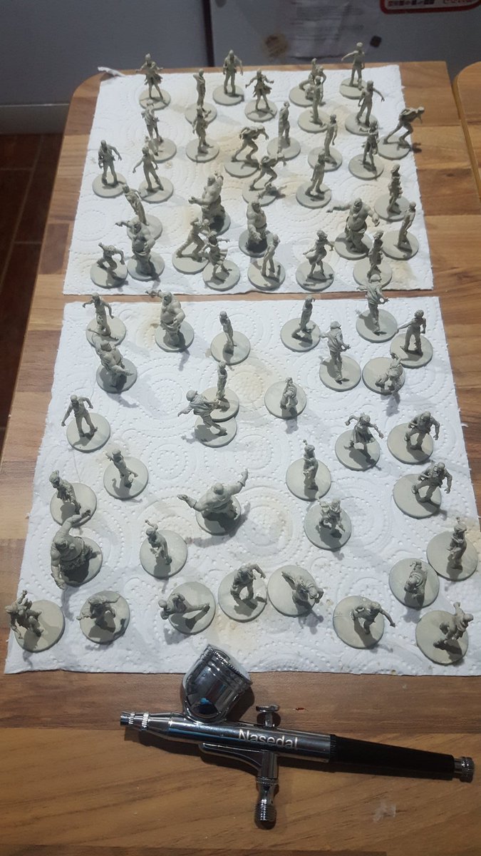dreadstar11's tweet photo. Creo que le voy a coger el gusto a imprimar con el aerógrafo.  Los detalles son otra cosa.
#zombicide https://t.co/LfhjdaZGaI