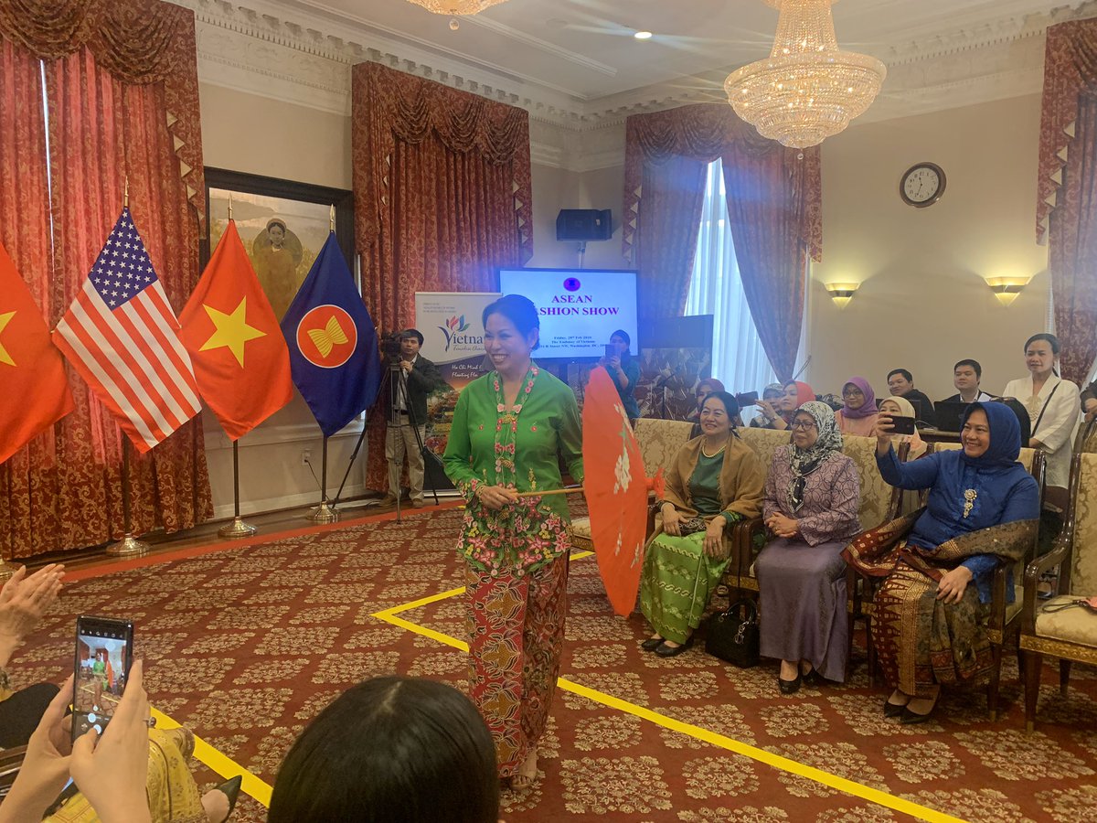 dc_awc's tweet photo. ASEAN ladies sure know how to impress! ASEAN Women’s Circle-DC fashion show featured each member country’s traditional/national attire through catwalk &amp; dance performances. Congratulations everyone for a job well done! #ASEAN #regionalsolidarity https://t.co/ct2on9BSbb