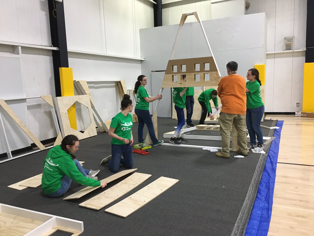 Gongoliers5112's tweet photo. Helping setup the Northern Connecticut district event at Woodstock Academy! #FRC #robots #Robots #yayrobots https://t.co/0qdumcKBww