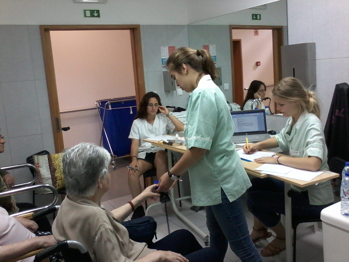 _V_Consolacion's tweet photo. Hoy queremos enseñaros otra actividad de PROYECTO EUROPA 👐🏼abierta todo el año en MATHOSINOS (Portugal)
Aquí, las hermanas colaboran en el Lar de Sant'ana - Matosinhos, un hogar para personas mayores👴🏼👵🏼y un comedor social 🍽.
Anímate a pasar unos días dándote a los demás! https://t.co/xKHtTzzH6q