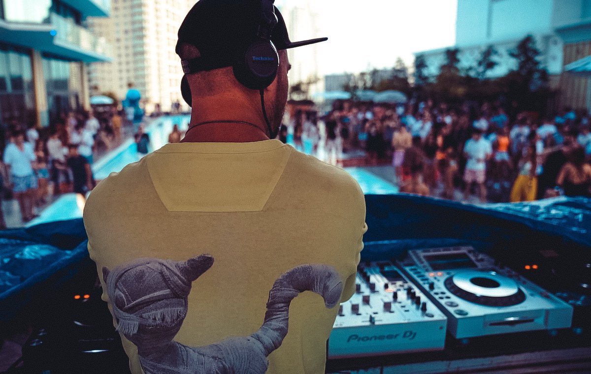 groovesociety's tweet photo. The @MiamiMusicWeek pool parties are right around the corner. Have you made plans yet? Check out our events at https://t.co/0eAg4DrFeQ ππΌ #MiamiMusicWeek2020 #MMW https://t.co/h0xuHZ9VVd