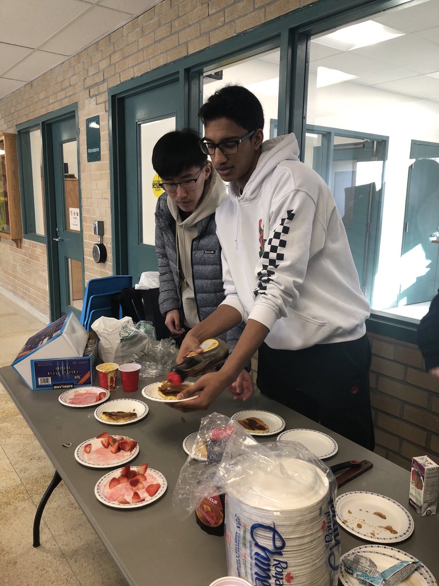 DebbieZiegler13's tweet photo. Thornhill Secondary School begins the day with a Pancake Breakfast celebrating #NationalPancakeDay. Thanks to @tssBOSS for the yummy pancakes. A nice addition to a winter’s day! #PancakesWithSyrup #TSSProud @TSStigersYRDSB @YRDSB https://t.co/7QkwmWhMmZ