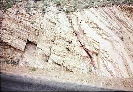 saroOo2_Q8's tweet photo. أن للصخور ارواح ! لا يحس بها إلا #الجيولوجين 🌍⛏

تختلف استجابتهم للضغط والشد اللي يصير فيهم ، مثلك بالضبط 💗💪🏻 https://t.co/0E4AvozWWt