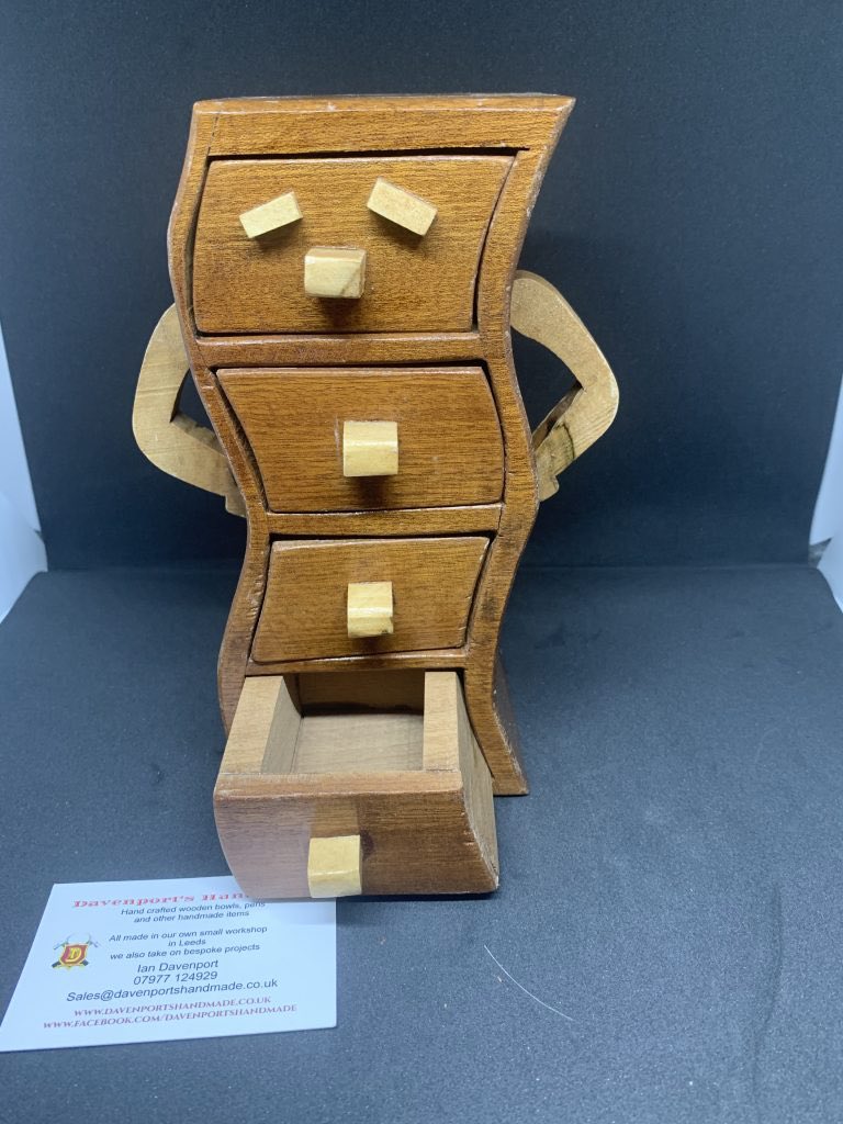 Are you looking for a gift for mother’s day then how about one our unique “wobbly walter” jewellery boxes. #H2H #craftfriday #handmade #mothersdaygift 

davenportshandmade.co.uk/product/wobbly…