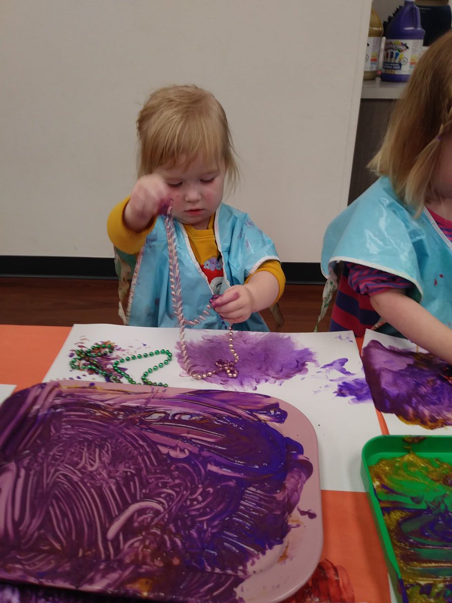 mollykcollier's tweet photo. Painting with mardi gras beads for #LetsMakeAMess #mvlittles https://t.co/0RAJkjkj8E