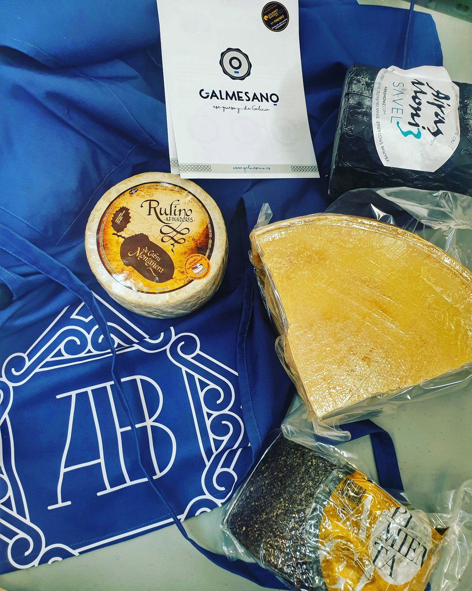 AnaBGonzlezPino's tweet photo. Hoy formación para equipo de sala y cocina. Estos #quesazos van para @CasaDecor. @galmesano @quesoslaantigua @airasmoniz #Rufino @jamoneriasagla #abgonzalezpinos #consultoría #formación #misquesos #estamoscomounqueso https://t.co/BOv8PycDpZ
