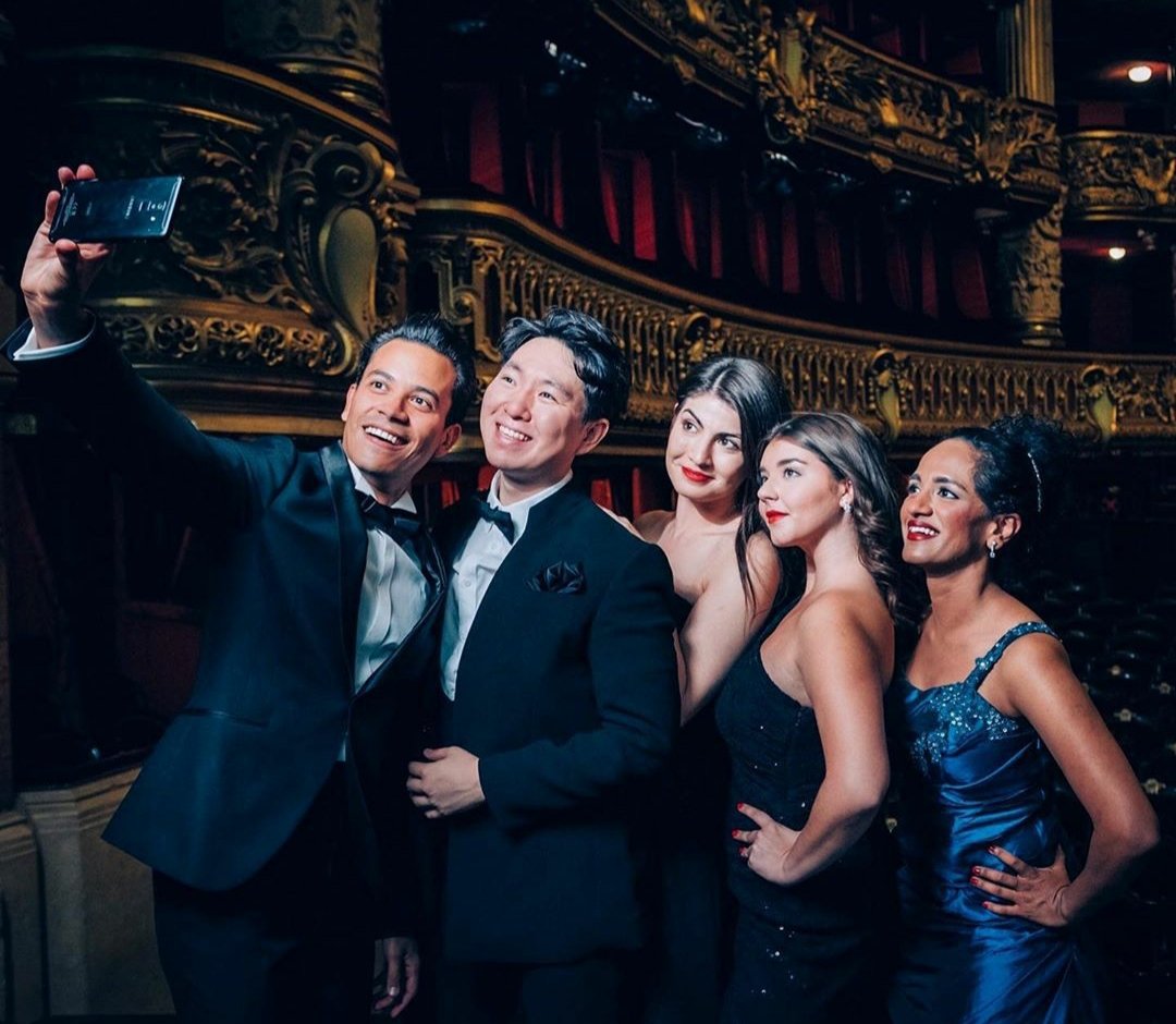 Con especial orgullo felicitamos al contratenor Fernando Escalona, formado en la Coral Nacional Simón Bolívar, quien recientemente debutó dentro del staff de cantantes líricos de la Ópera de París.

Expresamos nuestra gran admiración por tu perseverancia. 

¡Qué sigan los éxitos!
