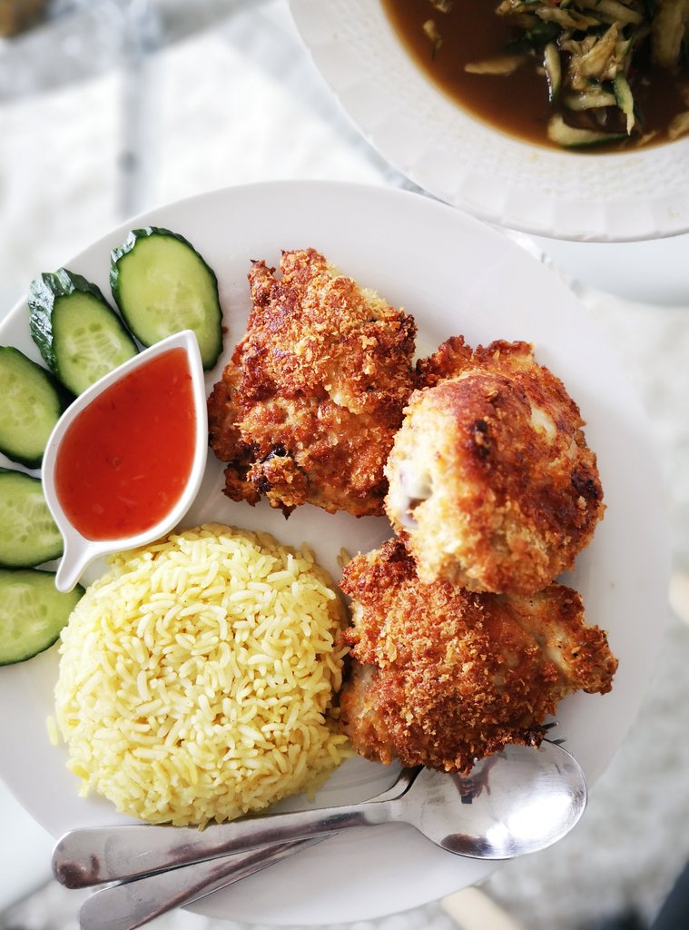 MikePrattPhotos's tweet photo. ที่รักทำอาหารโปรดใหผมคือไก่และข้าวครับ 😊
My lovely wife made my fav chicken!
#jjmarket #missingthailand #food https://t.co/jOuJOEOsrz