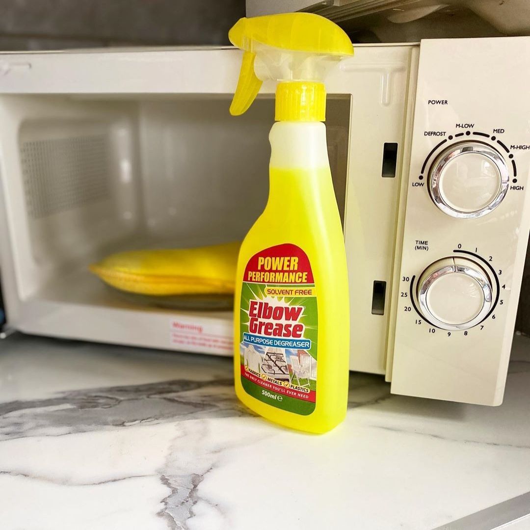 Is cleaning the microwave on your to-do list this weekend? Have it ticked off in minutes with a little Elbow Grease 😉 Thanks for sharing @b_cleans 👌