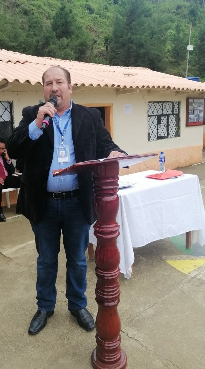 WillanMalla's tweet photo. HOY| UE "Hipólito Loaiza Dávila" parroquia Colaisaca, cantón @Calvas, entrega la tercera promoción de 15 jóvenes bachilleres, con la presencia del director del Distrito 11D06, quien les motivó  a continuar sus estudios  superiores #SoyBachiller @monserratcream1 @magdasalazarg https://t.co/riBJ9dY3SP