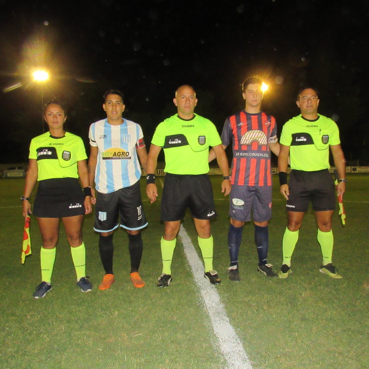 DePartidased's tweet photo. #CopaRutaE86 #Tercera #Fecha
Ya se juega el primer partido de la noche cancha de @ToroClubSyD entre @moldesbelgrano y #SanLorenzo #Bulnes
#Departida #Futbol https://t.co/M4ct2m7yaD
