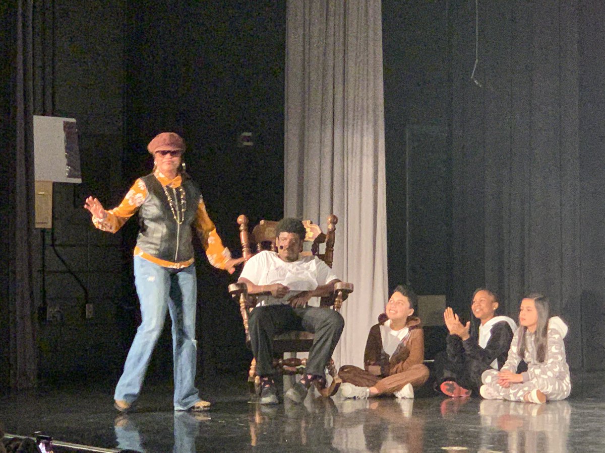 GarrettMSGators's tweet photo. Thank you @GarrettMSGators staff for participating in the Black History Month Program. Your enthusiasm is contagious. @SchoolGarrett https://t.co/WvLBlQJBSD