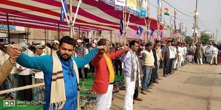 thefaizzainal's tweet photo. Kaum Hindu yang mengawal Muslim sedang Solat Jumaat di Delhi.

Jelas disini, bukan semua rakyat India atau Hindu yang anti Islam di India. Tapi sebilangan yang telah diracun pemikirannya oleh pemimpin yang anti Islam.

Gambar : Md Jahir https://t.co/Tdh3HEdt0s