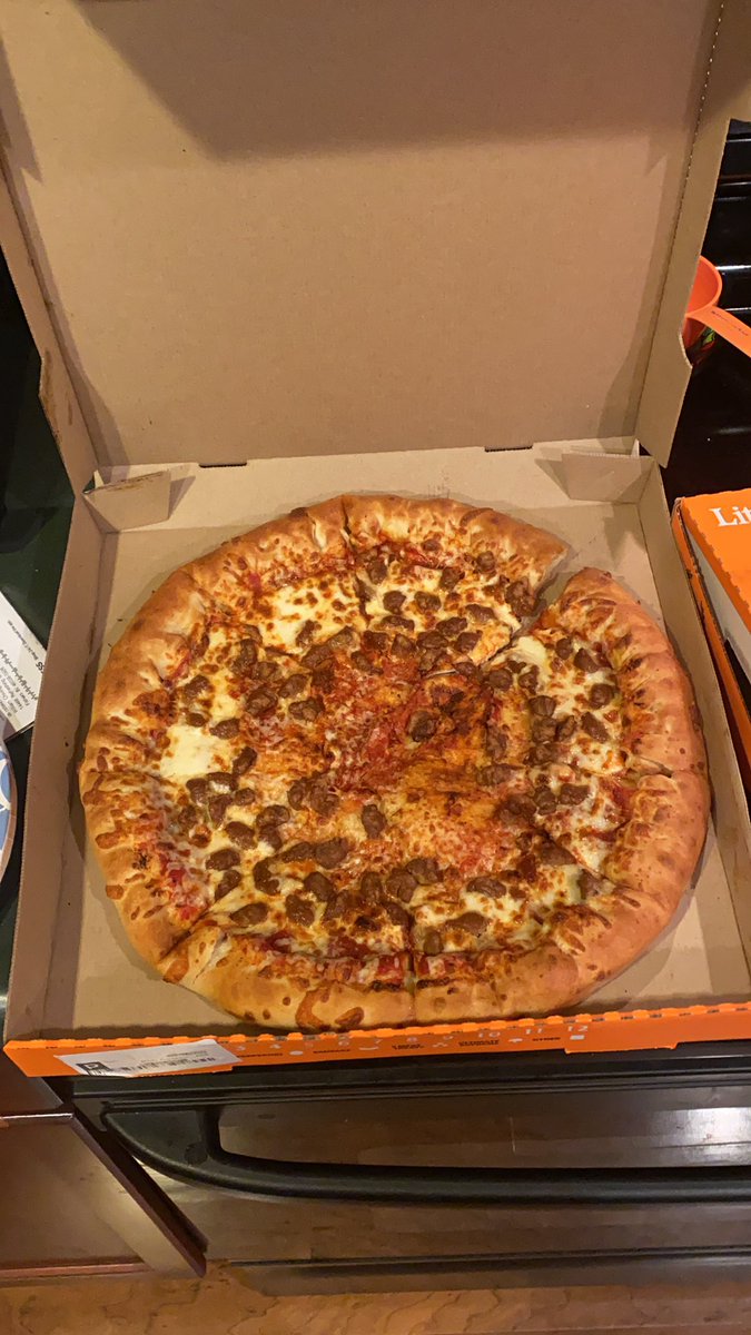 willchiv's tweet image. All this extra most bestest talk... I just wanted a pizza with sauce and cheese in the middle... @littlecaesars what do you think? It’s like thin crust in the middle lol