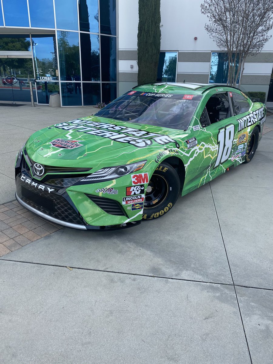 interstatebatts's tweet photo. First appearance of our new paint scheme here at #UTIRancho! Who better to investigate our car than these future technicians?! #carlovers #students #education #utitech https://t.co/Yi2Dl0TgRr