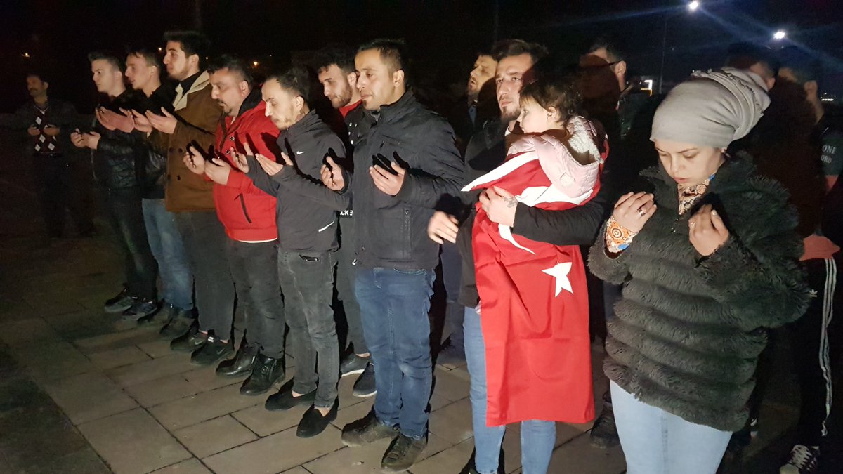 karabukgundem's tweet photo. Suriye’nin İdlib kentinde rejim unsuları tarafından düzenlenen hain hava saldırısı sonucu şehit olan 33 asker için Karabük’te konvoy oluşturularak dualar edildi.Suriye'nin #karabükhaber #karabükhaberleri #edildi #ehitleri #konvoy #larak https://t.co/VlrSZi6YV6 https://t.co/BzfhrHQ8hG