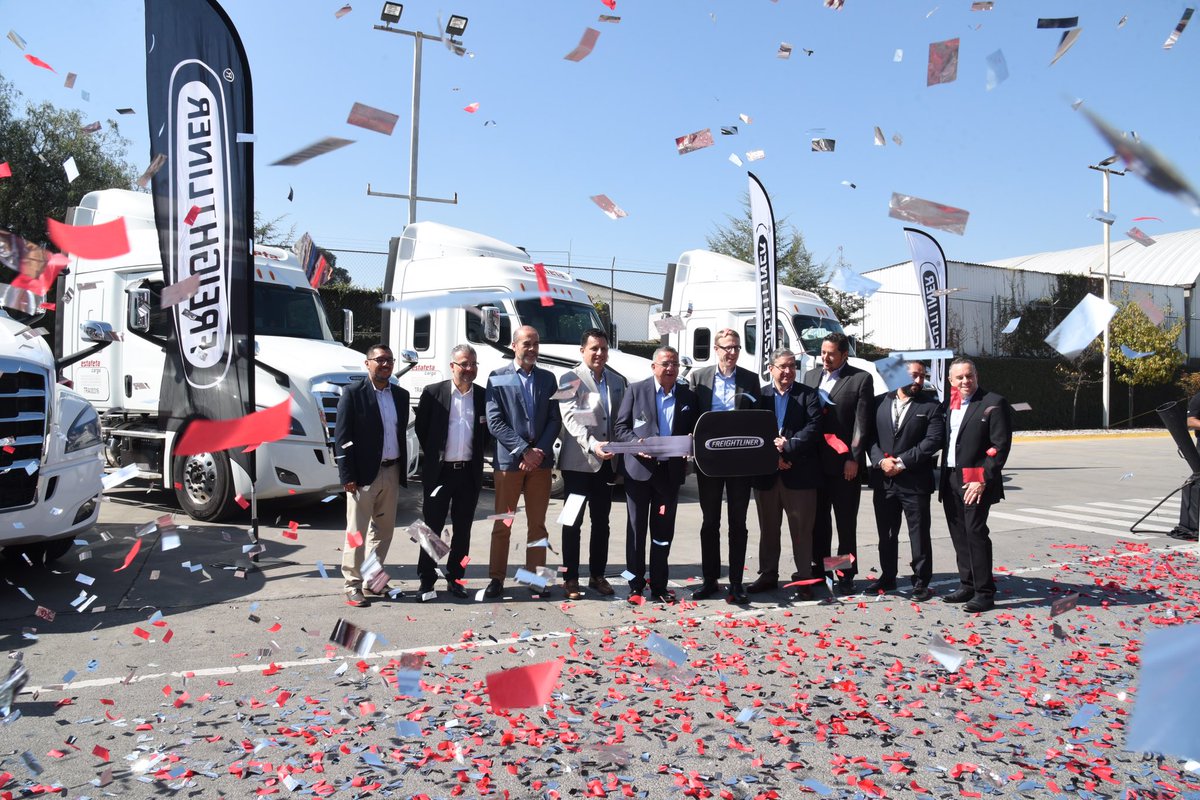 MagazzineTransp's tweet photo. .@estafeta amplía y renueva su flota con 49 nuevos #Cascadia de @FreightlinerMex // @rivera_flavio @klaussen34 #DD15 #EPA10 #GHG17 #DetroitAssurance #EnlaceFreightliner 2.0 #MAGAZZINEDELTRANSPORTE https://t.co/dqIRV6926K