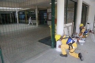 MCrivella's tweet photo. Pessoal, hoje (28/02), o Gabinete Itinerante esteve, mais uma vez, na Escola Municipal Sampaio Corrêa, em Senador Camará. Além de agendamentos, informações e atendimentos à população, estão sendo realizados diversos serviços de zeladoria e conservação no bairro. #PrefeitoCrivella https://t.co/soAOrFTDRc