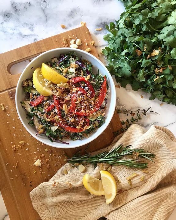eatflock's tweet photo. Cardi Flock ! our version of the now famous kale caesar. Comes with roasted red peppers, crispy onions and jalapeños, lemon wedge and home made Caesar dressing 🤤 Have your tried it yet?
.
#kalecaesar #caesarsalad #foodie #foodphotography #saladgoals #torontorestaurants #eatflock https://t.co/bQNoZ1SYvL