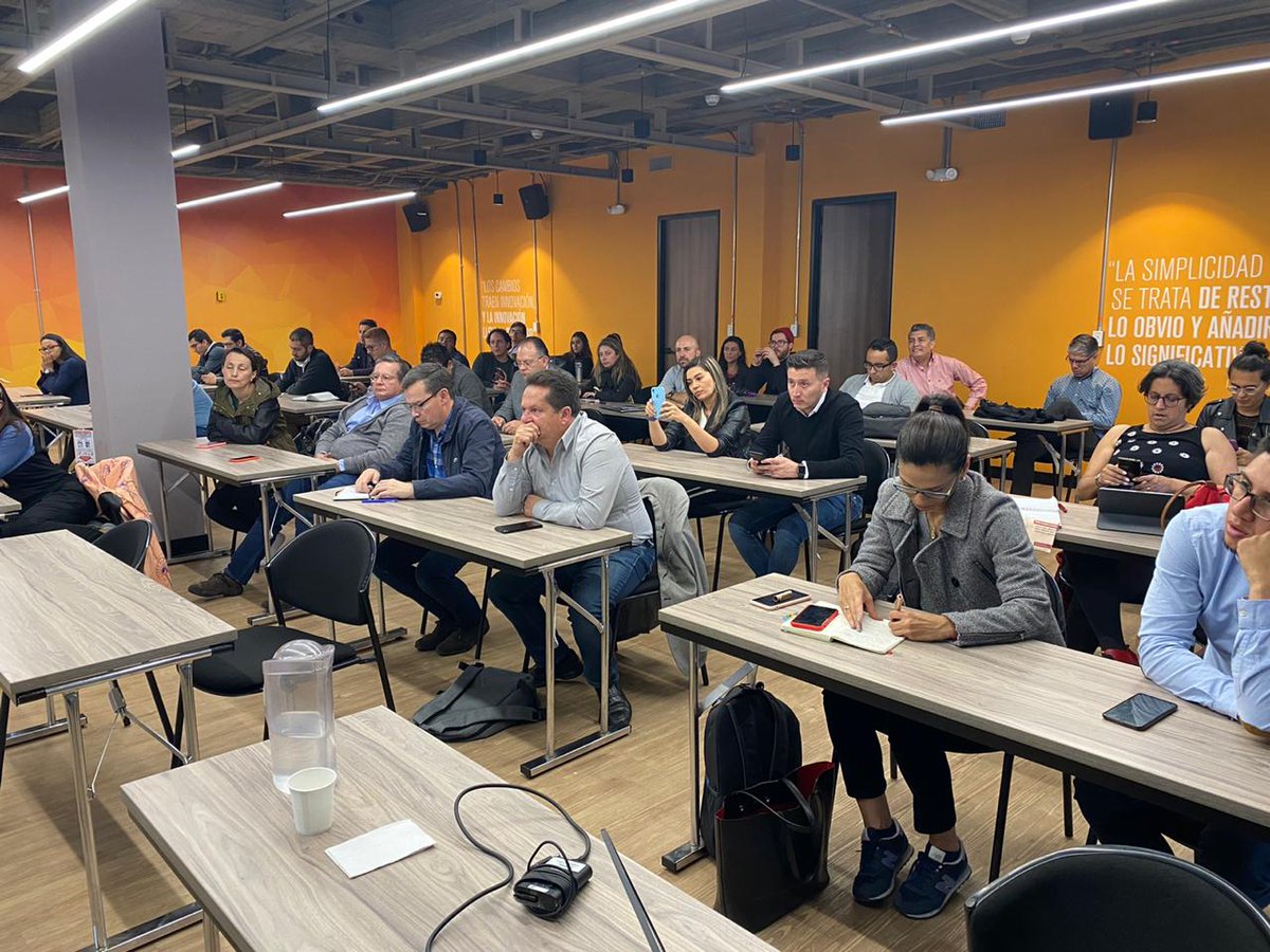 bogota_emprende's tweet photo. .@camaracomerbog  En nuestro #Innovatalks más de 40 empresarios asistieron a #Innovalab casa #CEmprende donde Paula Riveros, CEO de @360trendlab  habló sobre las tendencias del 2020  como fuentes de oportunidad para afrontar los retos de la próxima década. https://t.co/uDZ6bnPiWE