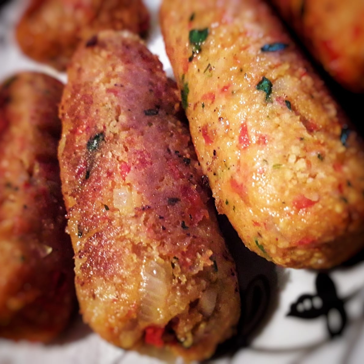 KitchenHalal's tweet image. Try our new #vegan 
ROASTED RED PEPPER &amp;amp; CHICKPEA SAUSAGE!
Flavoured delicately with cumin, this sausage is an absolute delight!
Order now:
gourmethalalkitchen.co.uk
#veganfood #vegansausage #veganuk #roastedpepper #chickpeas #vegansausage #cumin #vegetables #tasty #delicious