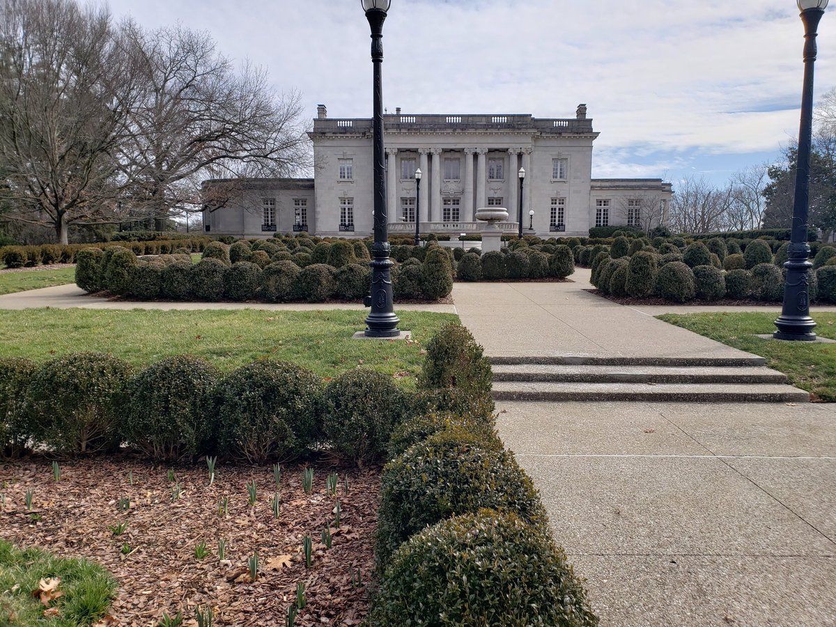 TurfPhD's tweet photo. Spent the morning looking at grass issues at the KY capital building and governor's mansion. Very thankful that our governor (@AndyBeshearKY) supports higher education and agriculture in KY. #kyturf https://t.co/06Blfh9iJl