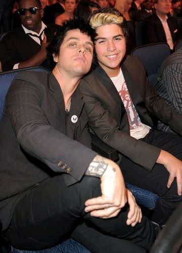 GDArgNation's tweet photo. Hoy cumple 25 años el hijo mayor de Billie Joe y batero de la banda Swmrs Joey Armstrong https://t.co/qDseW96XhH