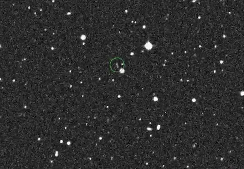 greencalgary's tweet image. Even if it's only until April, the Earth currently has two moons! You won't see the sneaky second moon, but it's there! Learn more at the link below! #2020CD3 ARTICLE: "A second, smaller moon has been hanging around our planet for years" buff.ly/2VrROgf