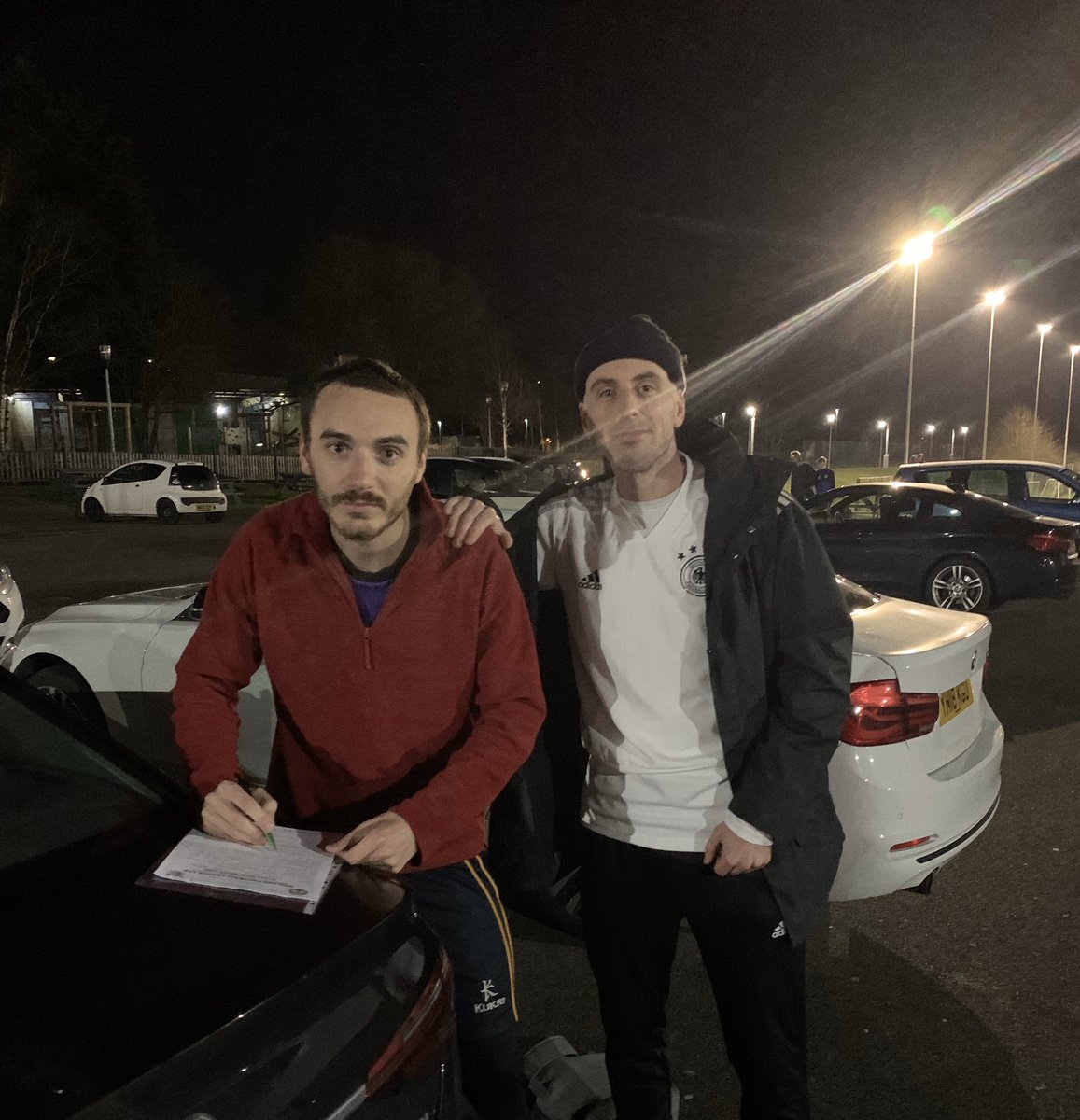 ✍🏻✍🏻✍🏻✍🏻

Welcome back to Cadbury stalwart @andycooper0806 who put pen to paper last night. Proud skipper Busst doing the honours.

We also welcome back <a href="/fraseroliver17/">Fraser Oliver</a> for the 12th time as we prepare for the business end of the season.

#ChocolateMen 🍫🍫🍫