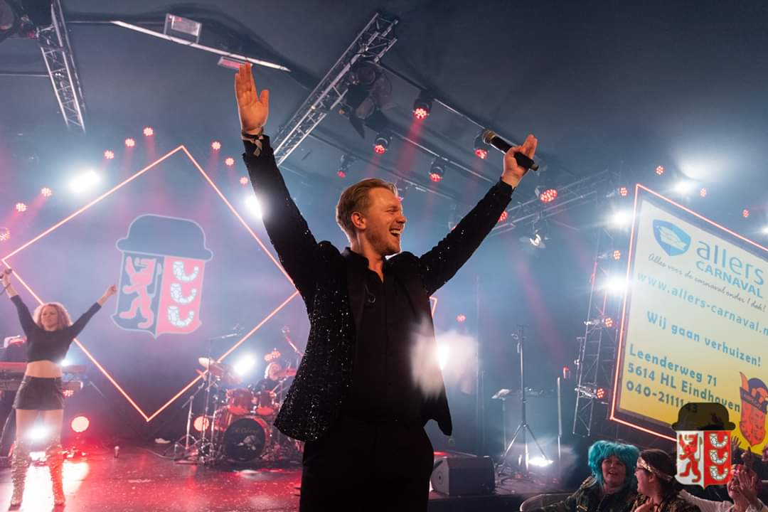 ActonDemand's tweet photo. Een mooie foto van het schitterende feest vorige week in Eindhoven! Wil je topcoverband ook boeken voor je #bruiloft, #bedrijfsfeest of #festival? Kijk dan op https://t.co/twrR5PD0oK
.
#liveband #feestband #coverband #tvoh #bedrijfsfeest #carnaval #personeelsfeest #festival https://t.co/CME3xt1tMa