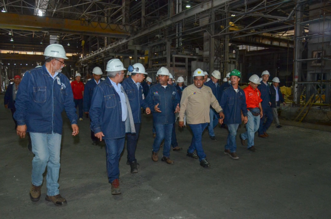 ErnestoPsuv's tweet photo. Con mis hermanos presidentes de @Alcasa_CVG @AHidalgo67, @VENALUM_CVG @TellecheaRuiz y trabajadores, visitamos las instalaciones de CVG Venalum en el renacer de su producción frente al año del atentado al Servicio Eléctrico nacional (SEN)
#UniónYProgresoEconómico https://t.co/7lLYyBHPjp