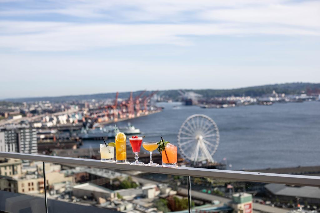 ThompsonSeattle's tweet photo. Seeking a #rooftop bar with heart-stopping views of the city? Enjoy a cocktail at the Nest🍸 #ThompsonSeattle #ThompsonHotels https://t.co/iuTzSFL0Y6
